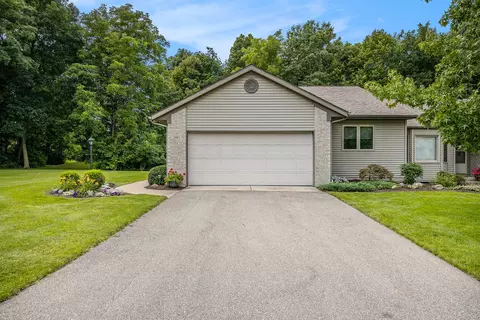 2481 Falcon Pointe Dr NW, Grand Rapids, MI 49534