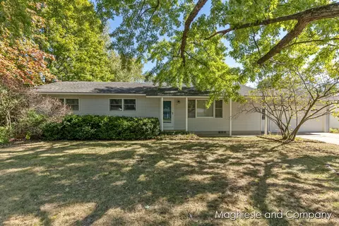 3824 Auburn Ave NE, Grand Rapids, MI 49525