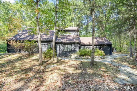 10475 Settlewood Dr SE, Lowell, MI 49331