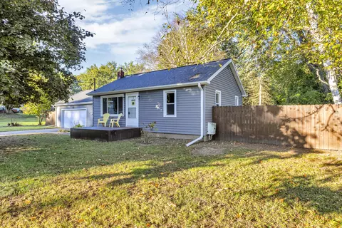 5166 Sharon Dr, Jackson, MI 49203