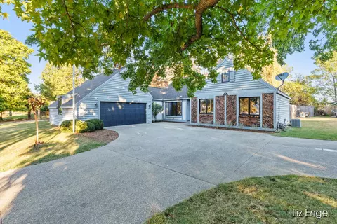 260 W Randolph St, Douglas, MI 49406