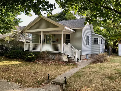 504 N Rowe St, Ludington, MI 49431