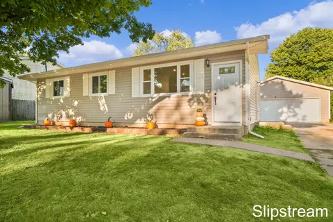 208 Meadowlark Ct, Middleville, MI 49333