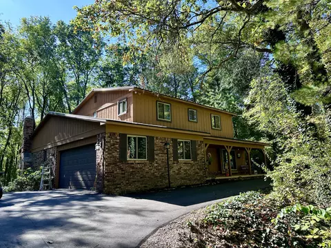 5265 Mystic Lake Dr, Brighton, MI 48116
