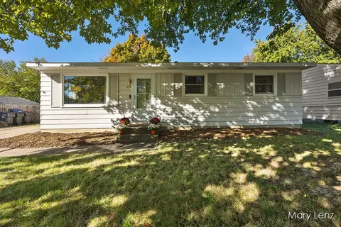 216 Jane Ellen Dr, Lowell, MI 49331