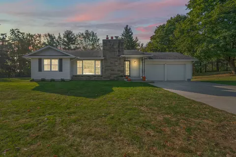 64 W Hallett St, Hillsdale, MI 49242