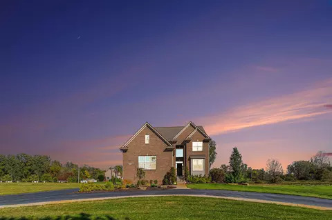 27464 Green Valley Dr, New Hudson, MI 48165