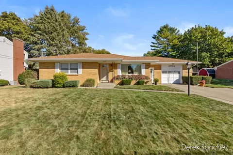 2704 Sharon Ct SW, Wyoming, MI 49519