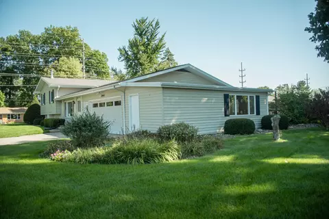 8945 Maplewood Dr, Berrien Springs, MI 49103