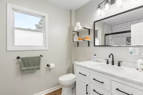 Bath - 2531 Reynolds Rd, Jackson, MI 49201 photo 2 of 4