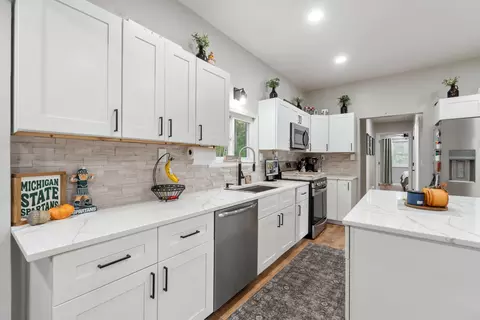 Kitchen - 2531 Reynolds Rd, Jackson, MI 49201 photo 6 of 7