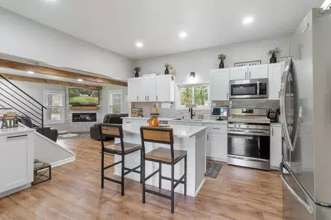 Kitchen - 2531 Reynolds Rd, Jackson, MI 49201 photo 2 of 7