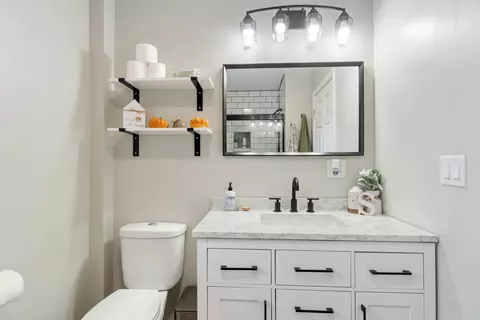 Bath - 2531 Reynolds Rd, Jackson, MI 49201 photo 3 of 4