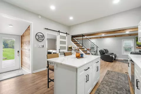 Entry Way - 2531 Reynolds Rd, Jackson, MI 49201 photo 2 of 10