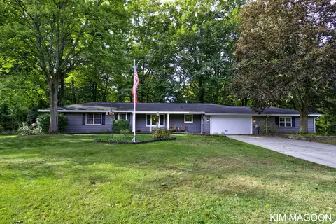 6476 Spruce Ln, Holland, MI 49423