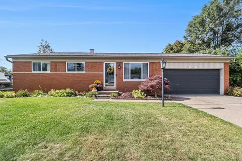 1451 Sunset Dr, Wolverine Lake, MI 48390