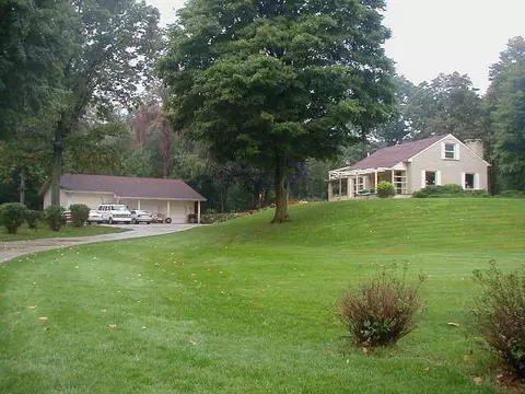 7215 Ravine Rd, Kalamazoo, MI 49009