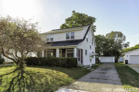 202 Ridgewood St SE, Kentwood, MI 49548