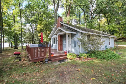 11279 Point Rd, Three Rivers, MI 49093