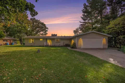 13720 Pine Ct, Grand Haven, MI 49417