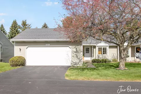 2887 Parkside Dr, Jenison, MI 49428