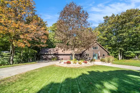 6477 Maple Ln, Holland, MI 49423