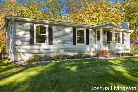 8673 Loveless Dr, Howard City, MI 49329