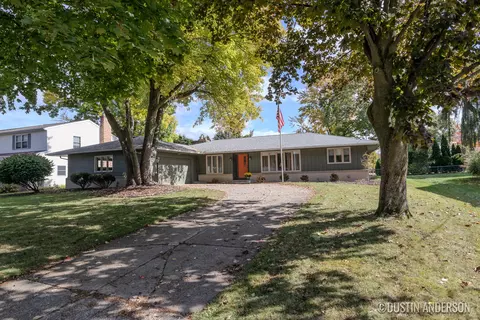 516 Lakeside Dr NE, Grand Rapids, MI 49503