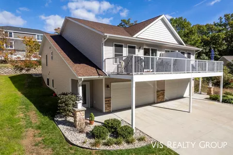 17533 Beechwood Ln, Ferrysburg, MI 49409