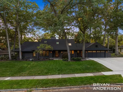 1061 Monterey Dr SE, Grand Rapids, MI 49506