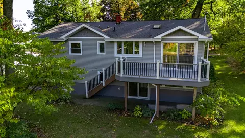 1173 E Crooked Lake Dr, Kalamazoo, MI 49009