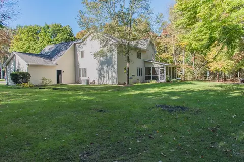 27600 Rolling Pines Ct, Lawton, MI 49065