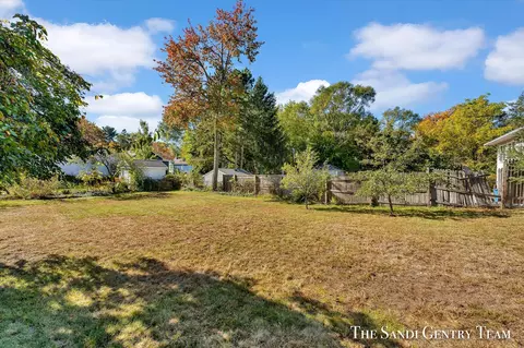 518 E Savidge St, Spring Lake, MI 49456 photo 3