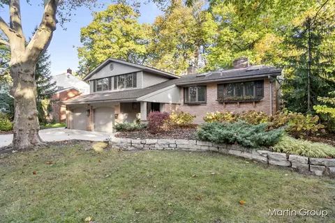 2607 Elmwood Dr SE, Grand Rapids, MI 49506