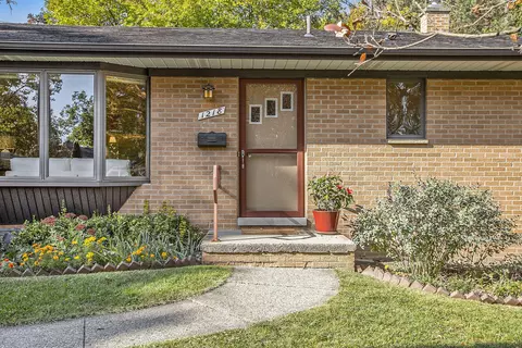 1218 Naples Ct, Ann Arbor, MI 48103