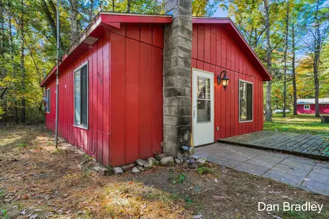 8637 Mackinaw Trl, Howard City, MI 49329