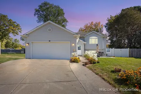 327 Regent St SE, Grand Rapids, MI 49548