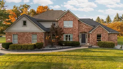 9324 Yorkshire Dr, Saline, MI 48176