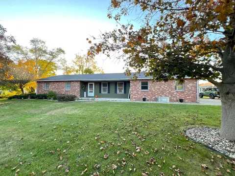 900 Canterbury Dr, Sturgis, MI 49091