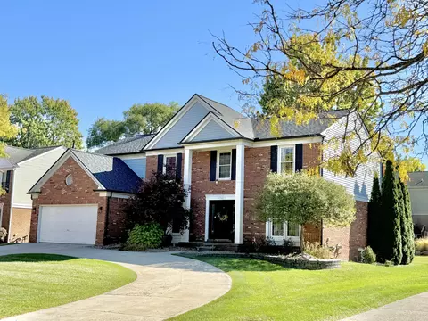 45077 Roundview Dr, Novi, MI 48375