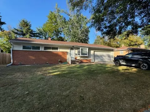 2103 Laurel Lane Ln, Midland, MI 48642