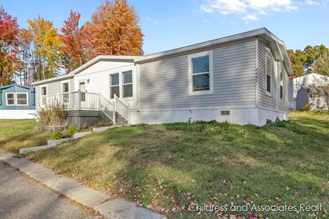 4441 Maple Ridge Dr NE, Rockford, MI 49341
