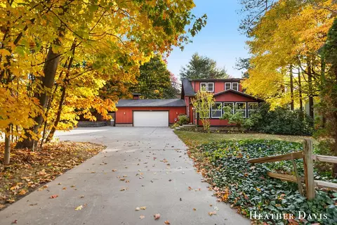 3340 N Lakeshore Dr, Holland, MI 49424
