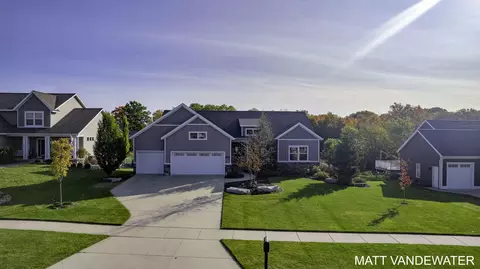 8108 Golden Oak Dr, Jenison, MI 49428