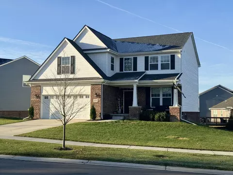 8604 Sawgrass Ln, White Lake, MI 48386