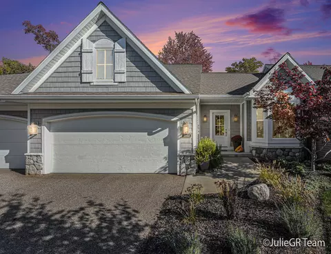 2552 Summit Ridge Dr NE, Grand Rapids, MI 49505
