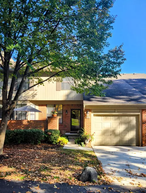 7168 Green Farm Rd #165, West Bloomfield, MI 48322