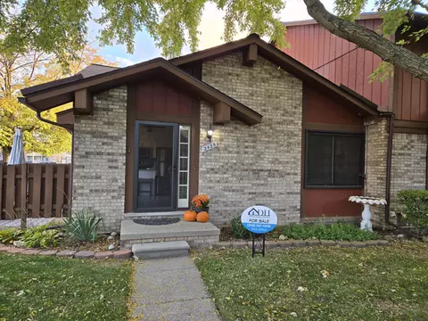 2425 Cardigan Ct, Warren, MI 48091