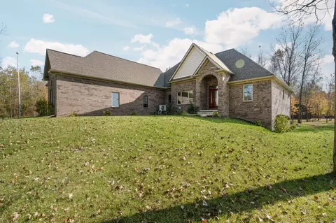 7102 Avey Ln, South Lyon, MI 48178