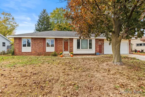 7505 Roselane Ave, Jenison, MI 49428